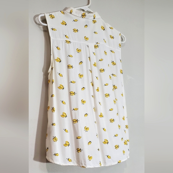 Sleeveless button down - Picture 3 of 3